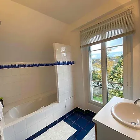 Les De Louis Bed & Breakfast *